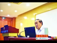 广州“院士专家校园行”何香涛教授在东圃中学讲解如何寻找地外生命