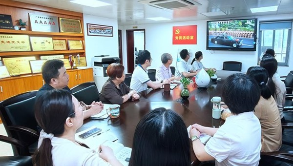 省药学会党支部组织主题党日活动集中观看中国人民抗日战争暨世界反法西斯战争胜利80周年纪念活动