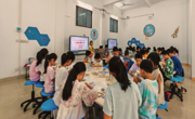 韶关南雄市科技馆开展“自制孔雀开屏”公益课
