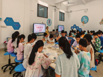韶关南雄市科技馆开展“自制孔雀开屏”公益课