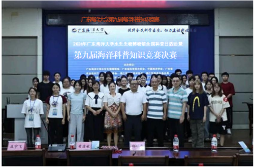 全体参赛学生与评委老师合影 全体参赛学生与评委老师合影