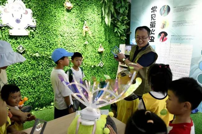 △肇庆学院生命科学学院博士刘郁夫为学生和家长讲解萤火虫相关知识