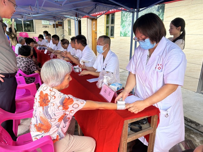 揭阳市科协开展“情系老区，同心向党”义医义诊及科普进农村活动
