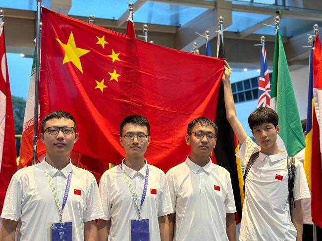 4位中国队员合影（右一为林钰坤）