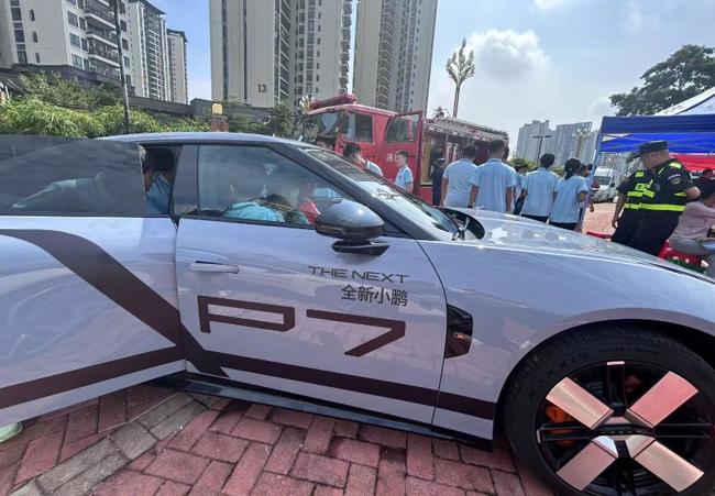 学生观摩AI智驾。肇庆市融媒体中心记者 林琳 摄 学生观摩AI智驾。肇庆市融媒体中心记者 林琳 摄