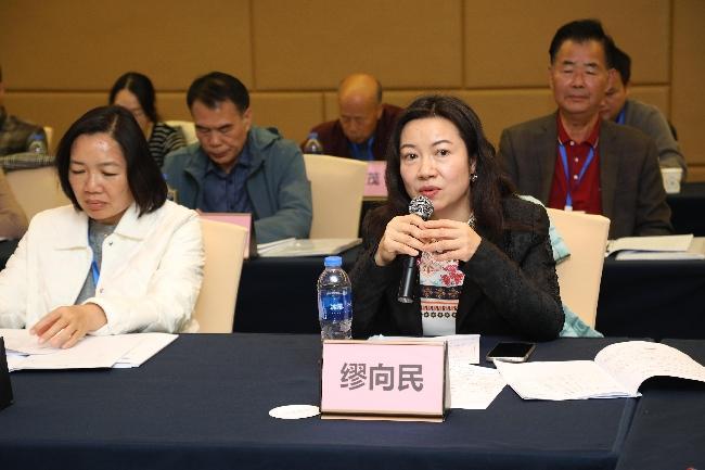 佛山市委老干部局副局长缪向民作情况介绍