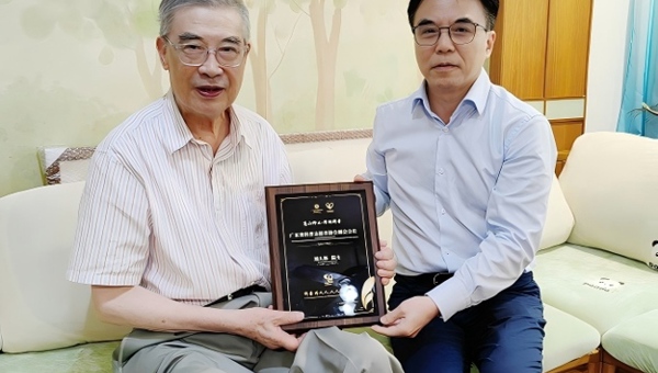 广东省科普志愿者协会一行拜访创会会长刘人怀院士