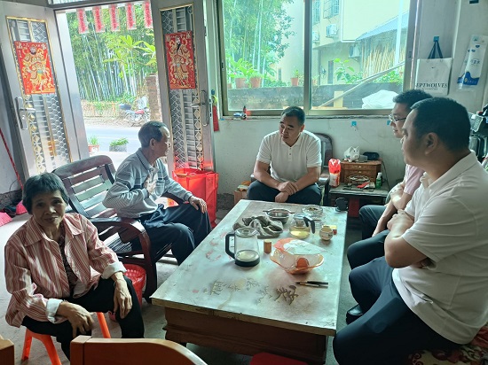 4月15日，区科协周文成主席带队慰问水埔村困难户