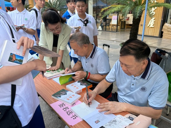 在广州市第七中学开展科普图书赠送活动