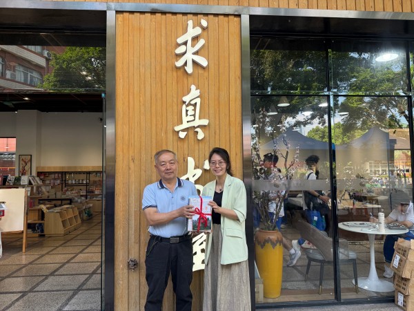在广州市第七中学赠送科普图书